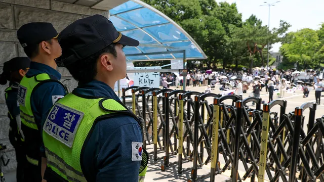 [단독] "폭행 발생 시 검거"...경찰, 개표소 시위 적극 대응 지시

투표용지 부족 사태를 규탄하는 시위가 일주일째 이어지는 가운데 시위대 