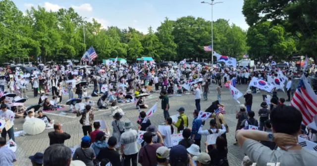 '성조기·부정선거' 장악한 잠실 집회…서로 "대진연이냐"

6·3 전국동시지방선거 투표용지 부족 사태 관련 서울 송파구 잠실 개표소를 봉쇄하는 