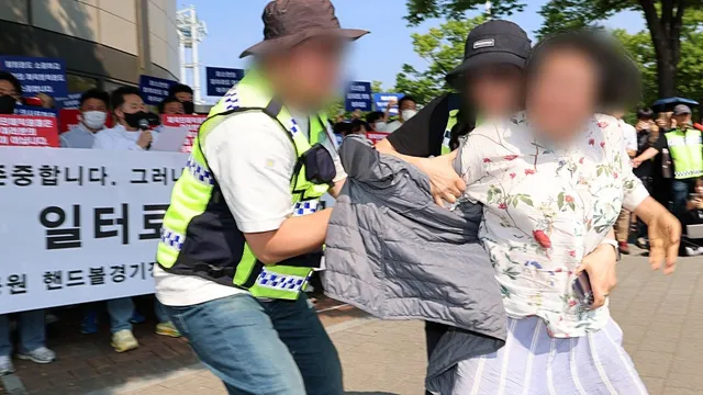 "왜 우리가 욕을…" 영문도 모른 채, 잠실 시위현장 7일째 떠도는 '사람...

“매일 성실히 일해 온 평범한 직장인이자 한국 체육을 떠받쳐온