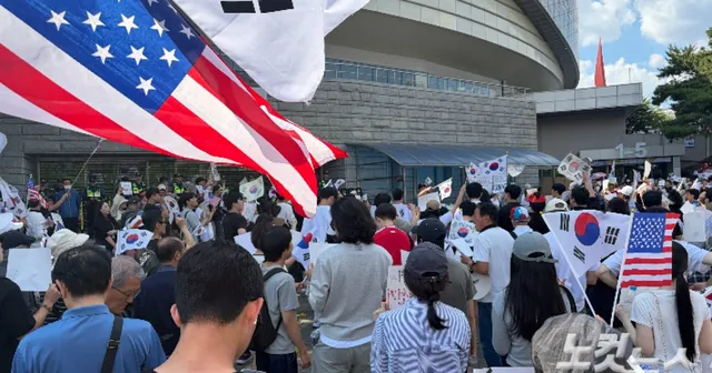 잠실 집회 '부정선거론' 오락가락…애먼 경찰만 '공안' 조롱

투표용지 부족 사태로 시작된 서울 송파구 잠실 집회의 현장 분위기가 하루마다 크게