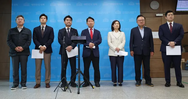 국힘 ‘대안과 미래’ “부정선거 음모론 장동혁 물러나라…재선거 반...

국민의힘 개혁 성향 의원 모임인 ‘대안과 미래’는 11일 장동혁 대표를