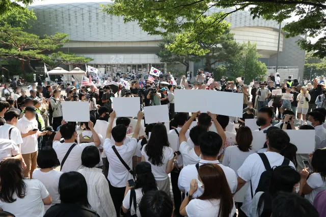 선관위 ‘증거 보전’ 상자 폐기… ‘투표지 부족 사태’ 국조 본격화

6&middot;3 지방선거 투표용지 부족 사태로 빚어진 '잠실 개표소 봉