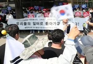 올림픽공원 봉쇄 장기화에 체육단체들 "일터 돌아가고 싶다"

6·3 지방선거 투표용지 부족사태를 비판하는 시위가 서울 잠실 지역 개표소인 올림픽