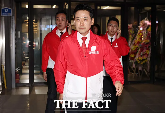 "부정선거 미필적 고의" "즉각 압색해야"…국힘, 선관위 총공세

장동혁 합수본 뭉개는 사이 전국 투표소 증거물 사라져신동욱 재선거 외치던 시민