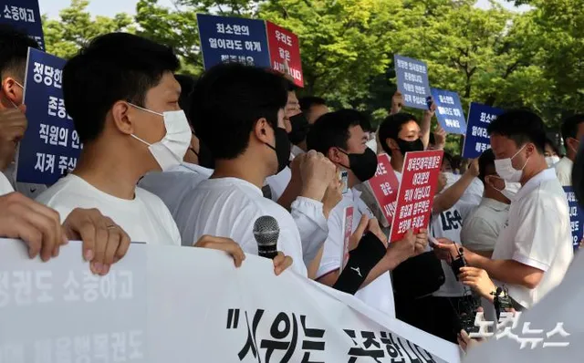 업무정상화 호소하는 체육단체

6·3 지방선거 투표용지 부족 사태로 빚어진 '잠실 개표소 봉쇄 시위'가 이어지고 있는 11일 서울 송파구 올림픽