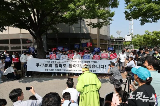 일터로 가고 싶은 체육단체 직원들

6·3 지방선거 투표용지 부족 사태로 빚어진 '잠실 개표소 봉쇄 시위'가 이어지고 있는 11일 서울 송파구 