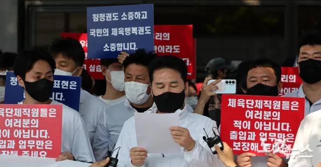 체육단체 직원들, '여러분의 적이 아닙니다'

6·3 지방선거 투표용지 부족 사태로 빚어진 '잠실 개표소 봉쇄 시위'가 이어지고 있는 11일 서