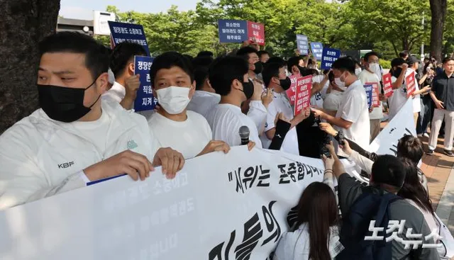 체육단체, '업무정상화 호소'

6·3 지방선거 투표용지 부족 사태로 빚어진 '잠실 개표소 봉쇄 시위'가 이어지고 있는 11일 서울 송파구 올림