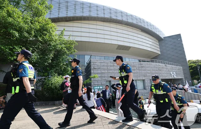잠실 개표소 봉쇄 시위 '일주일째'

(서울=뉴스1) 오대일 기자 = 제9회 전국동시지방선거 투표용지 부족 사태를 규탄하는 개표소 봉쇄 시위가 