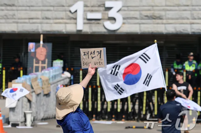 계속되는 잠실 개표소 봉쇄 시위

(서울=뉴스1) 오대일 기자 = 제9회 전국동시지방선거 투표용지 부족 사태를 규탄하는 개표소 봉쇄 시위가 계속