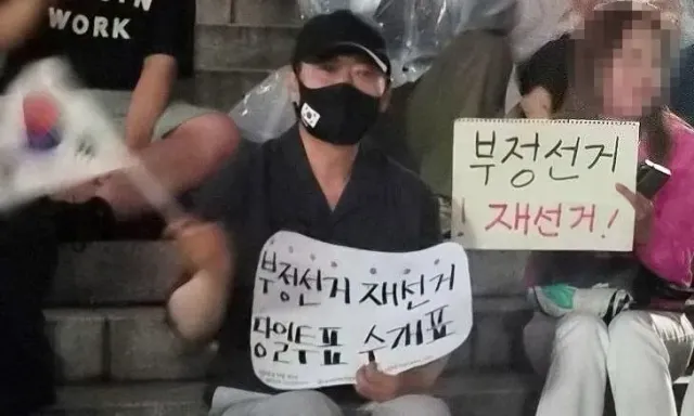 ‘부정선거 팻말’ 공격 받자, 장동혁 “용어가 중요한가?…폄훼 말라”

장동혁 국민의힘 대표가 ‘개표소 봉쇄 시위’ 현장을 찾아 ‘부정선거’ 손
