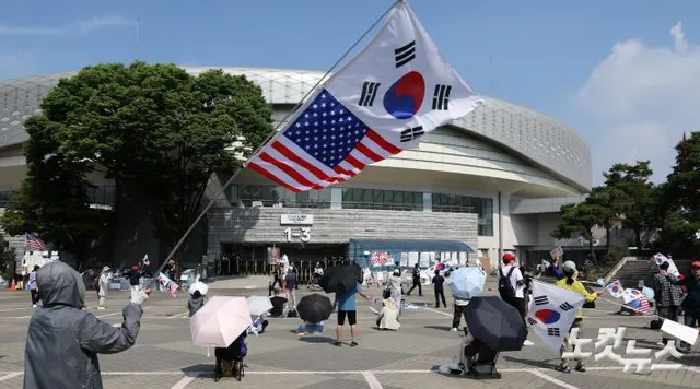 잠실 핸드볼경기장 봉쇄 일주일째

제9회 전국동시지방선거 투표용지 부족 사태에 대한 개표소 봉쇄 시위가 일주일째 이어지고 있는 11일 개표소로 