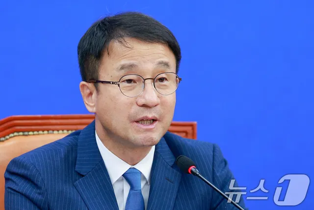 한병도 "정점식 원내대표 축하…선관위·민생입법 책임 있는 자세 기대...

"잠실 시위, 경찰 등도 누군가의 가족…불법 행위 발생 안 돼" 천준