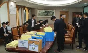 중앙선관위까지 압수수색…참정권 침해 의혹 수사 급물살

6·3 지방선거 당시 발생한 투표용지 부족 사태를 수사하는 경찰이 중앙선거관리위원회와 서
