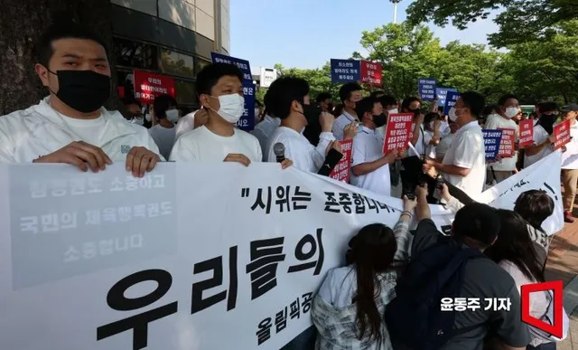 [포토] 업무 정상화 호소하는 체육단체

11일 서울 송파구 올림픽공원 핸드볼경기장 부근에서 대한체육회 체육단체 회원들이