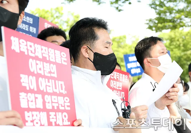 [ST포토] 올림픽공원 체육단체, 업무 정상화 호소문 기자회견

[스포츠투데이 권광일 기자] 올림픽공원 핸드볼경기장 입주 체육단체 직원들이 11