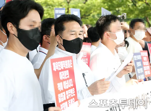 [ST포토] 올림픽공원 체육단체, 업무 정상화 호소문 발표

[스포츠투데이 권광일 기자] 올림픽공원 핸드볼경기장 입주 체육단체 직원들이 11일 