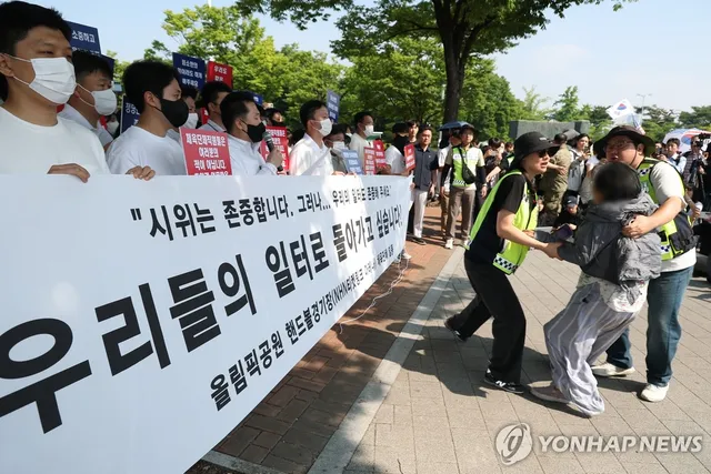 정상화 호소 기자회견…항의 나선 봉쇄 시위 참가자

(서울=연합뉴스) 김성민 기자 = 6·3 지방선거 투표용지 부족 사태로 빚어진 '잠실 개표소