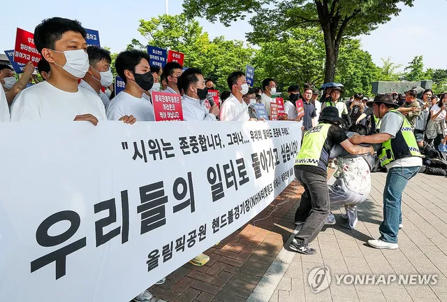 정상화 호소 기자회견…항의 나선 봉쇄 시위 참가자

(서울=연합뉴스) 김성민 기자 = 6·3 지방선거 투표용지 부족 사태로 빚어진 '잠실 개표소
