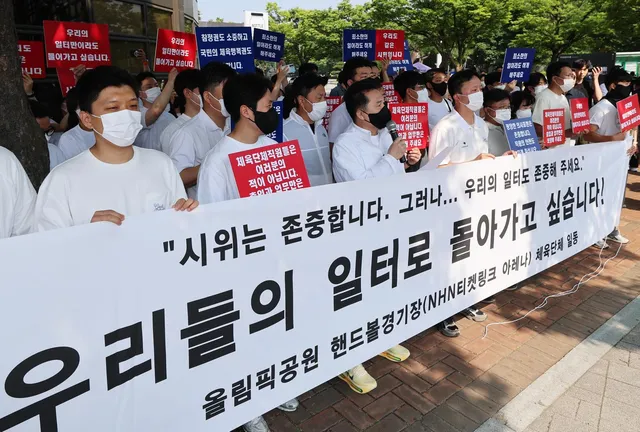 ‘개표소 봉쇄’ 일주일…올림픽공원 체육단체 “일터로 돌아가게 해달...

6·3 지방선거 투표용지 부족 사태를 규탄하는 집회가 서울 송파구 올림