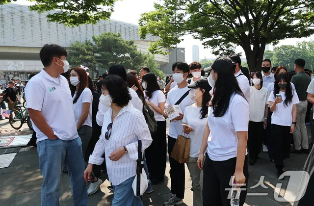 호소문 발표 마친 체육단체 직원들

(서울=뉴스1) 오대일 기자 = 올림픽공원 핸드볼경기장 입주 체육단체 직원들이 잠실 개표소 봉쇄 시위 일주일