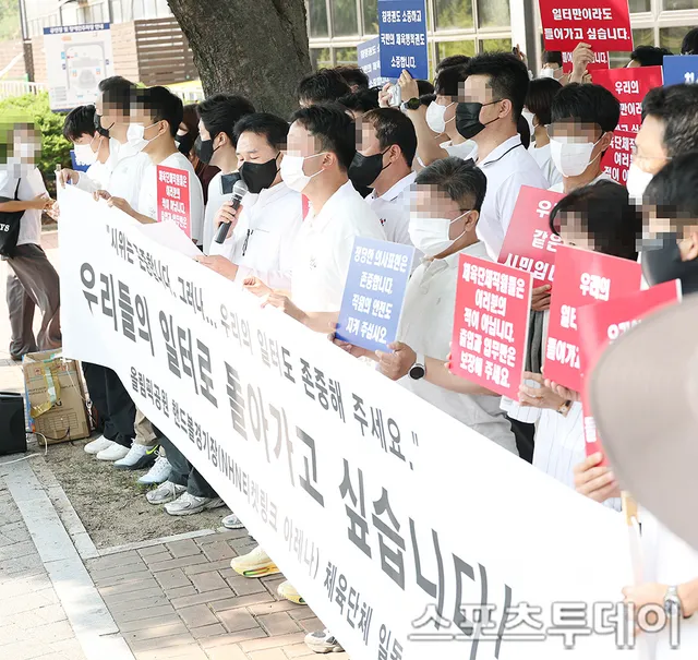 [ST포토] 올림픽공원 입주 체육단체, '정상화 소호문 발표'

[스포츠투데이 권광일 기자] 올림픽공원 핸드볼경기장 입주 체육단체 직원들이 11
