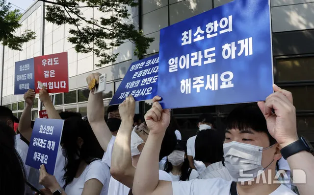 업무 정상화 호소하는 체육단체 직원들

[서울=뉴시스] 김혜진 기자 = 잠실 개표소 봉쇄 시위 7일 차인 11일 올림픽공원 핸드볼경기장 입주 체