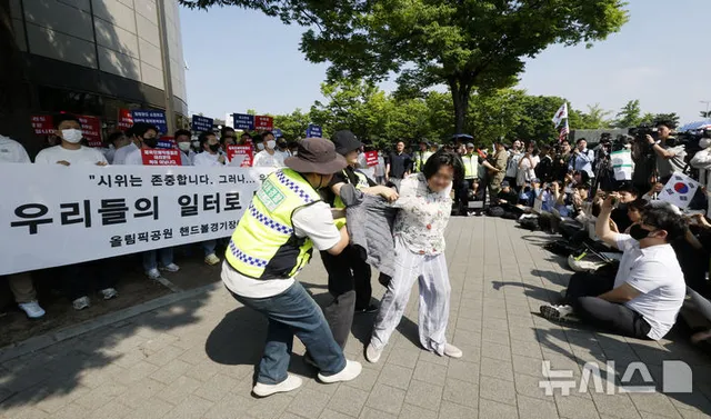 핸드볼경기장 체육단체 직원 기자회견 중 난입한 시위자

[서울=뉴시스] 김혜진 기자 = 잠실 개표소 봉쇄 시위 7일 차인 11일 올림픽공원 핸드