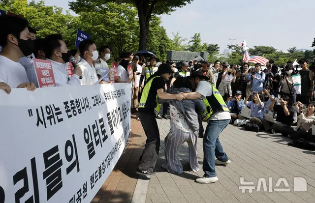 핸드볼경기장 체육단체 직원 기자회견 중 난입한 시위자

[서울=뉴시스] 김혜진 기자 = 잠실 개표소 봉쇄 시위 7일 차인 11일 올림픽공원 핸드