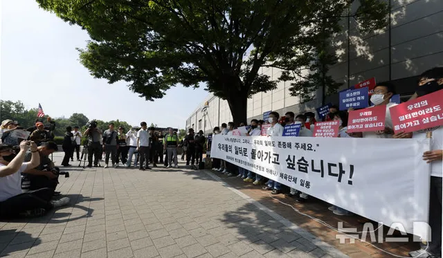 업무 정상화 호소하는 체육단체

[서울=뉴시스] 김혜진 기자 = 잠실 개표소 봉쇄 시위 7일 차인 11일 올림픽공원 핸드볼경기장 입주 체육단체 