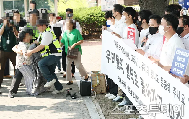 [ST포토] 호소문 발표하는 체육단체들

[스포츠투데이 권광일 기자] 올림픽공원 핸드볼경기장 입주 체육단체 직원들이 11일 서울 송파구 올림픽공
