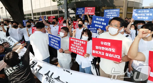 핸드볼경기장 입주 체육단체 직원들의 호소

(서울=뉴스1) 오대일 기자 = 올림픽공원 핸드볼경기장 입주 체육단체 직원들이 잠실 개표소 봉쇄 시위