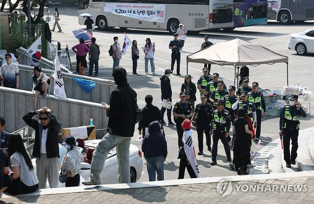 핸드볼경기장에 투입된 경찰

(서울=연합뉴스) 김성민 기자 = 6·3 지방선거 투표용지 부족 사태로 빚어진 '잠실 개표소 봉쇄 시위'가 이어지고