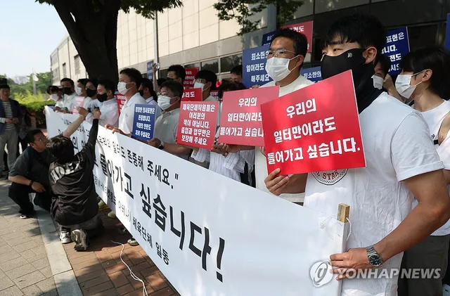 '일터로 돌아가고 싶습니다'

(서울=연합뉴스) 김성민 기자 = 6·3 지방선거 투표용지 부족 사태로 빚어진 '잠실 개표소 봉쇄 시위'가 이어지