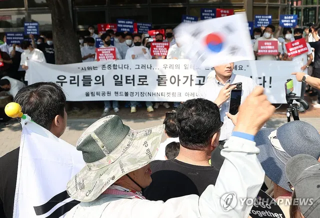 '일터로 돌아가고 싶습니다'

(서울=연합뉴스) 김성민 기자 = 6·3 지방선거 투표용지 부족 사태로 빚어진 '잠실 개표소 봉쇄 시위'가 이어지
