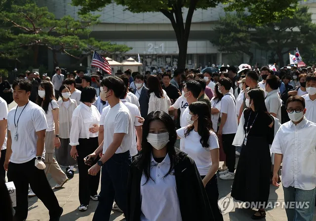 물러나는 체육단체들

(서울=연합뉴스) 김성민 기자 = 6·3 지방선거 투표용지 부족 사태로 빚어진 '잠실 개표소 봉쇄 시위'가 이어지고 있는 