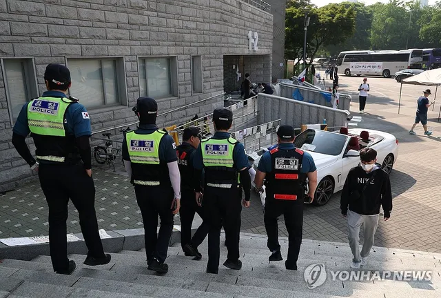 핸드볼경기장에 투입된 경찰

(서울=연합뉴스) 김성민 기자 = 6·3 지방선거 투표용지 부족 사태로 빚어진 '잠실 개표소 봉쇄 시위'가 이어지고