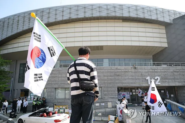 지속되는 개표소 봉쇄 시위

(서울=연합뉴스) 김성민 기자 = 6·3 지방선거 투표용지 부족 사태로 빚어진 '잠실 개표소 봉쇄 시위'가 이어지고
