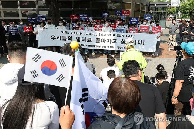 핸드볼경기장 앞에서 업무 정상화 호소문 발표하는 체육단체들

(서울=연합뉴스) 김성민 기자 = 6·3 지방선거 투표용지 부족 사태로 빚어진 '잠