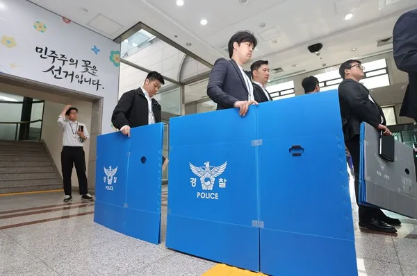 투표용지 부족 사태 8일 만에…경찰, 중앙선관위 등 7곳 압수수색

경찰이 11일 6·3 지방선거 투표용지 부족 사태와 관련해 중앙선거관리위원회