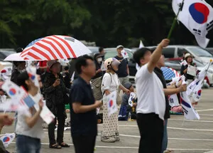 '극우화'되는 잠실 시위…李 대통령 "경찰도 제복 입은 시민, 폭력행위...

‘투표 용지 부족 사태’로 촉발된 서울 잠실 시위가 격화되고 있는