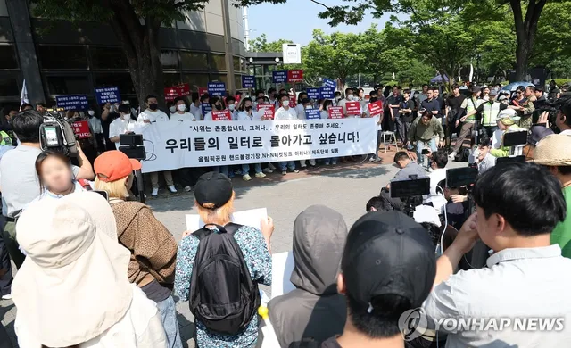 체육단체들, 업무 정상화 호소문 발표

(서울=연합뉴스) 김성민 기자 = 6·3 지방선거 투표용지 부족 사태로 빚어진 '잠실 개표소 봉쇄 시위'