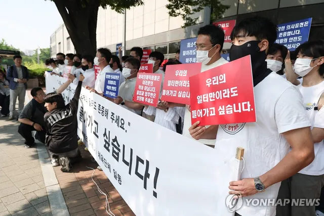 체육단체들, 업무 정상화 호소문 발표

(서울=연합뉴스) 김성민 기자 = 6·3 지방선거 투표용지 부족 사태로 빚어진 '잠실 개표소 봉쇄 시위'