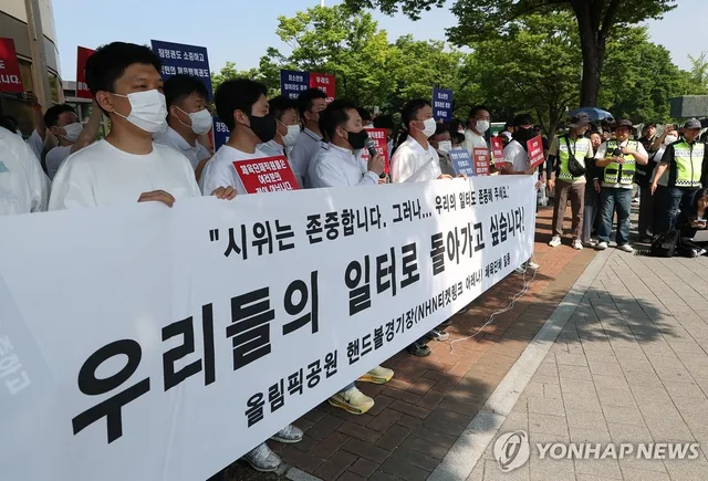 체육단체들, 업무 정상화 호소문 발표

(서울=연합뉴스) 김성민 기자 = 6·3 지방선거 투표용지 부족 사태로 빚어진 '잠실 개표소 봉쇄 시위'