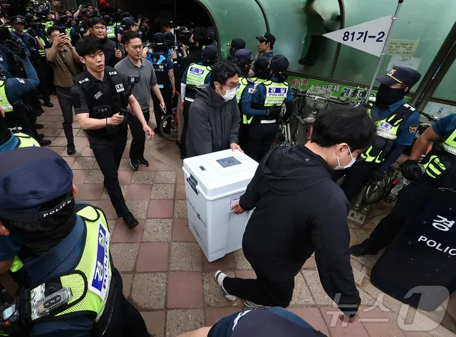 '투표지 부족 사태' 송파구 선관위원장도 사임

잠실 지역 관할…송파경찰서장 이어 사의 표시 '투표용지 부족 사태'가 벌어진 서울 잠실을 관할하