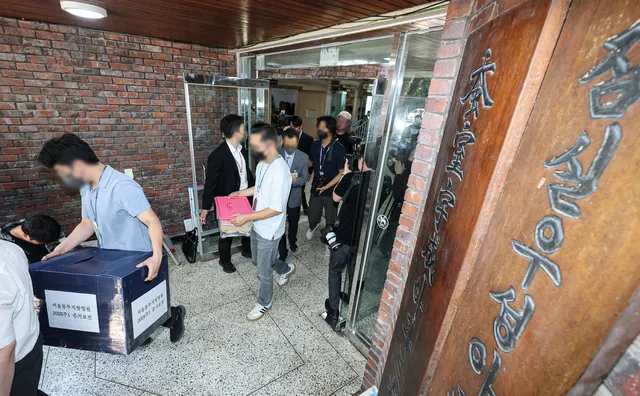 사상 초유의 ‘투표용지 부족’…송파 선관위원장·경찰서장 도미노 사...

서울 잠실 지역에서 발생한 투표용지 부족 사태의 파장으로 지역 선거 관
