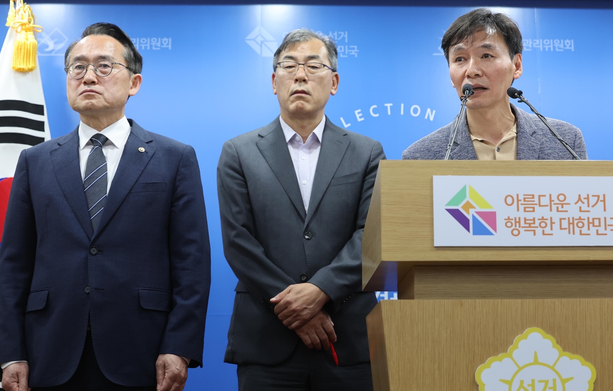 “선관위, 공식회의 없이 투표용지 축소 인쇄 결정”…가이드라인도 無

중앙선거관리위원회가 6·3 지방선거에서 투표용지 최소 인쇄 기준을 유권자의