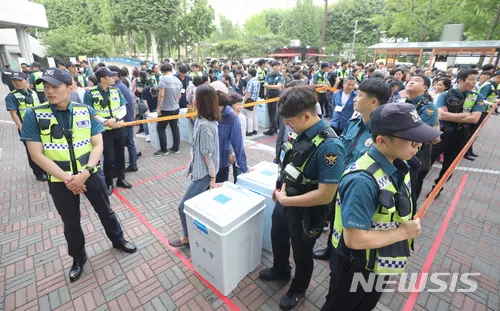 '中 공안' 낙인에 신상털기까지…경찰, 시위현장서 곤혹

[서울=뉴시스]최은수 기자 = 서울 송파구 잠실 올림픽공원 개표소 봉쇄 시위가 일주일째