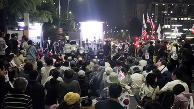 '개표소 봉쇄' 시위 엿새째 밤…부정선거 주장 인사들 한자리에

어제 밤 참가자들은 태극기를 흔들며 투표소로 쓰인 서울 송파구 올림픽공원 핸드볼