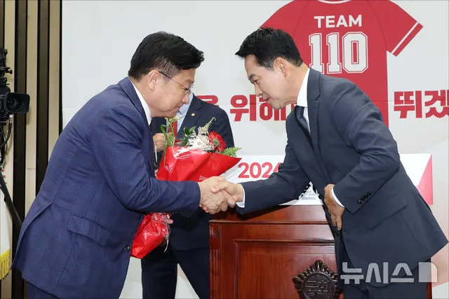 정점식, '장동혁 사퇴론'에 '집단 지성' 강조…장동혁 거취 어떻게 되나

[서울=뉴시스]김지훈 기자 = 정점식 국민의힘 신임 원내대표가 10일